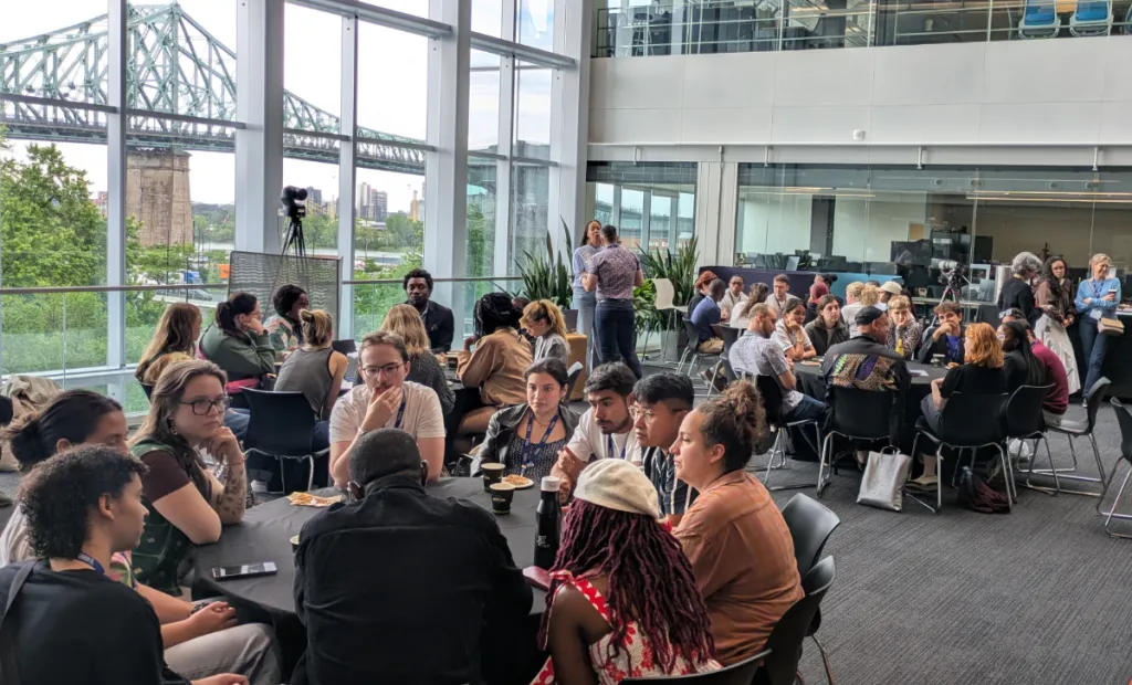 Radio-Canada profite de la nouvelle cohorte de jeunes ambassadrices et ambassadeurs de la francophonie des Amériques pour les consulter sur leur façon de consommer l'actualité et de s'informer.